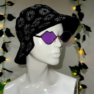 Bucket hat and glasses